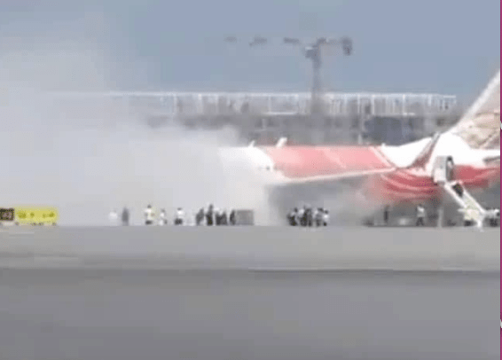 從網上圖片可見,印航客機停在機坪上,冒出大量白煙。X@upuknews1 從網上圖片可見,印航客機停在機坪上,冒出大量白煙。X@upuknews1