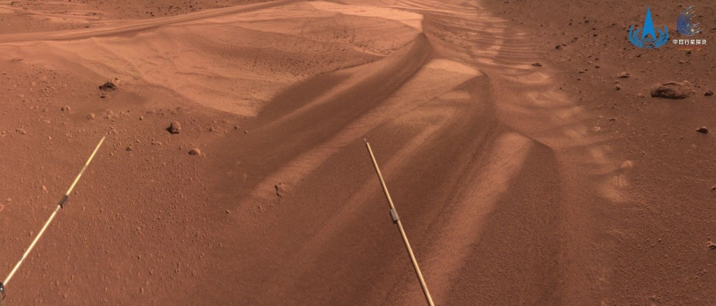 祝融號拍攝巡視區影像，圖像為火星車進入冬季休眠狀態前拍攝，展示了巡視區域一處沙丘地貌的局部特徵。
