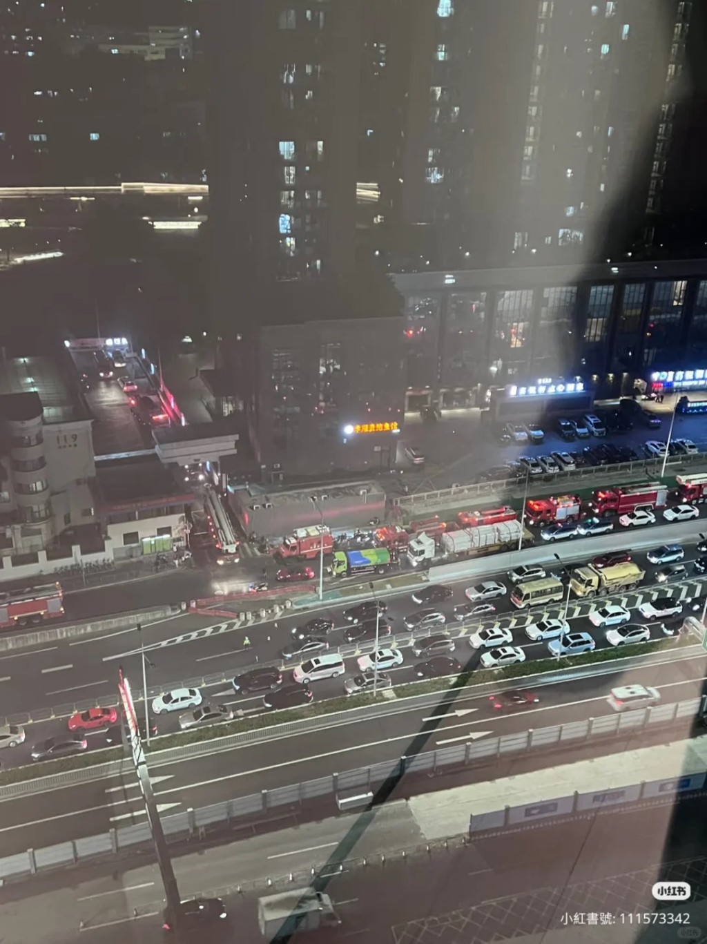 26日晚，大批深圳消防在蓮塘口岸集結，外界一度以為會來港支援大埔宏福苑五級火。小紅書@老六在線