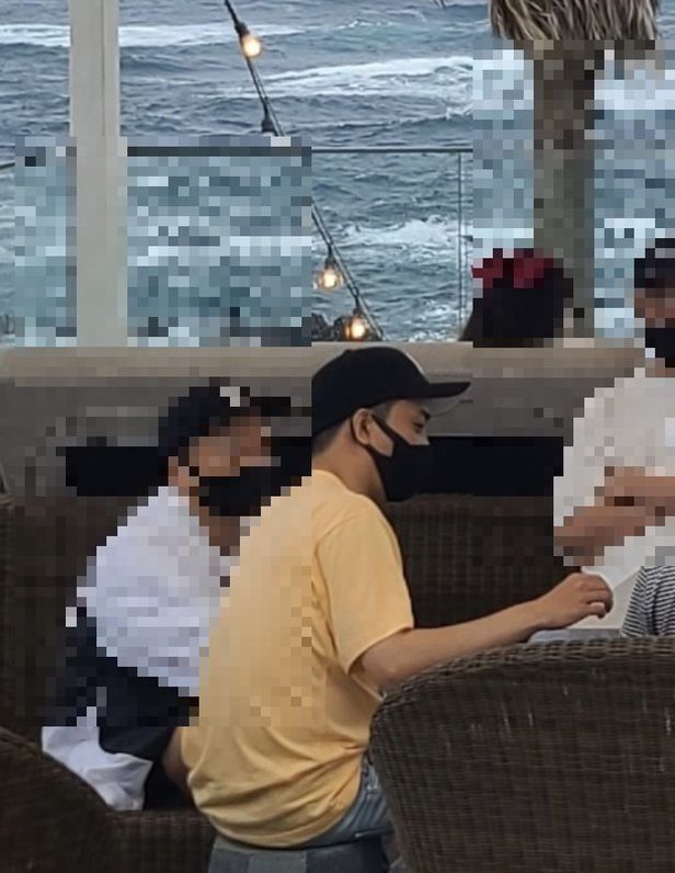 其實仲有一位男子坐在殷志源旁邊。