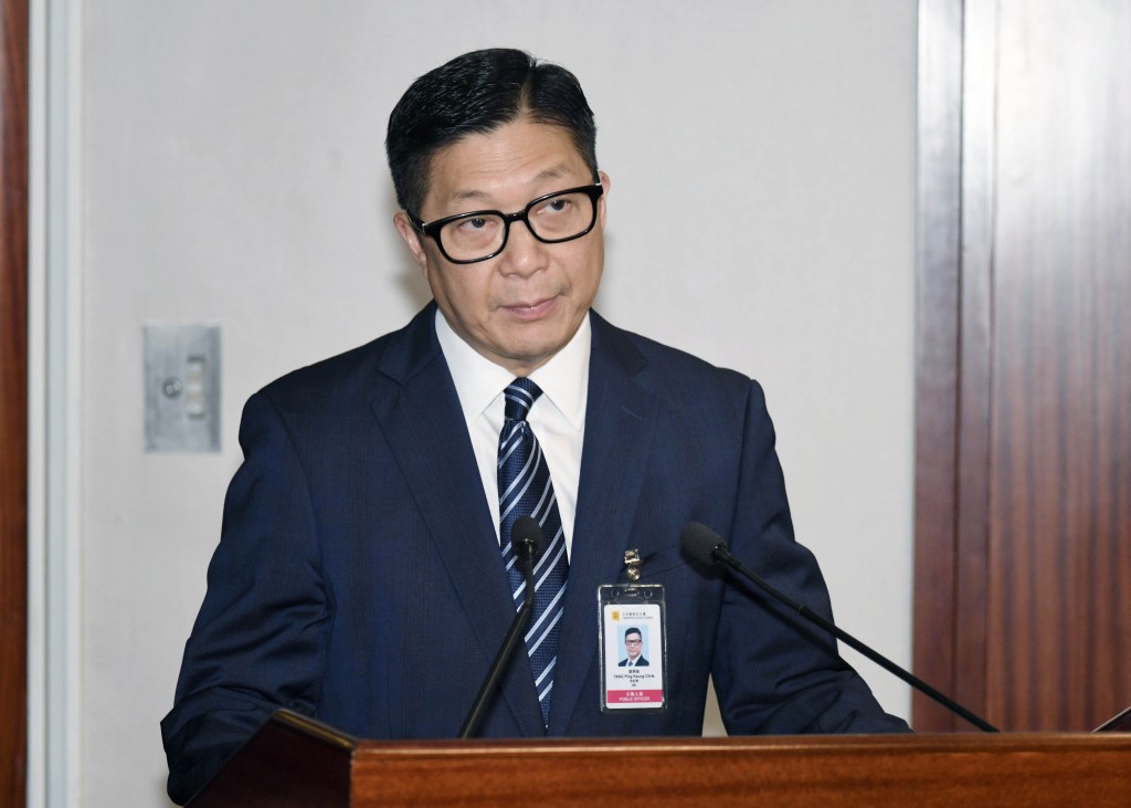鄧炳強在今日的訪問中坦言:「我想講我係會永遠支持我哋嘅特首李家超先生,帶領我哋繼續為香港市民服務。」 鄧炳強在今日的訪問中坦言:「我想講我係會永遠支持我哋嘅特首李家超先生,帶領我哋繼續為香港市民服務。」