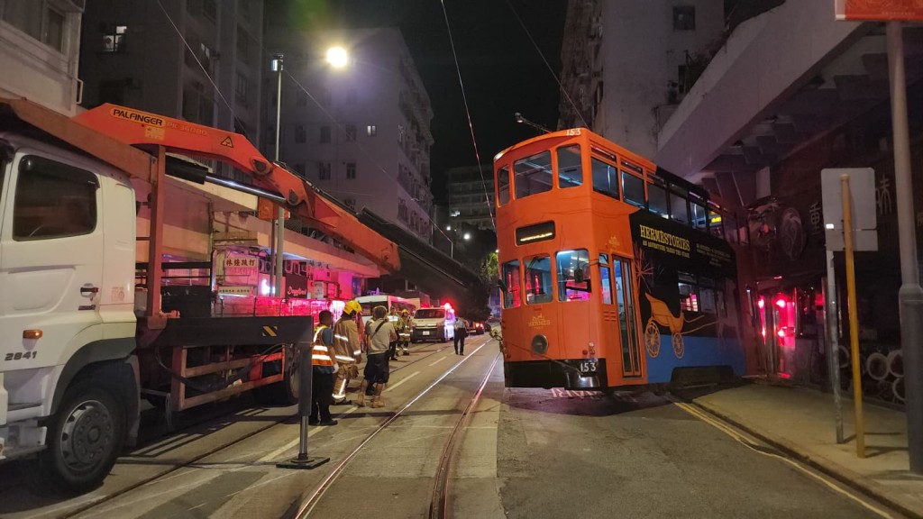 由現場圖片可見,電車前方近半個車廂衝上路旁,車身幾乎貼近地舖門面,附近位置散落雜物。黎志偉攝 由現場圖片可見,電車前方近半個車廂衝上路旁,車身幾乎貼近地舖門面,附近位置散落雜物。黎志偉攝