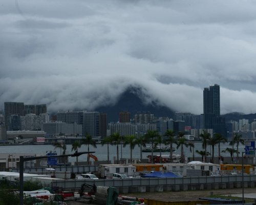 天文台預料本港地區今日大致多雲，間中有驟雨及狂風雷暴。