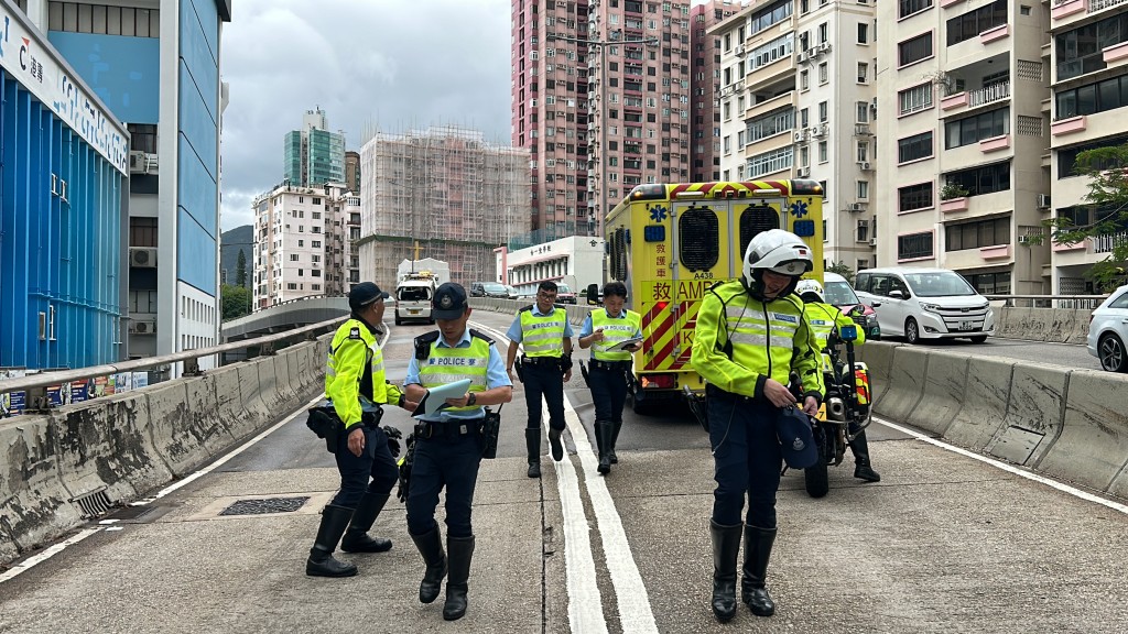 警方調查事件。