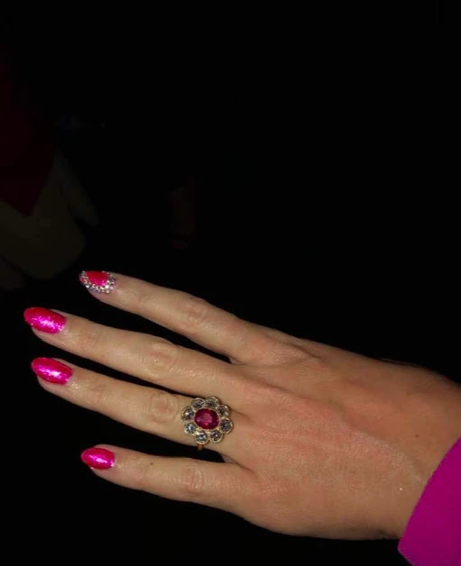 Katy已脫下奧蘭多送給的紫紅寶石鑲鑽花花造型訂婚戒指。 Katy已脫下奧蘭多送給的紫紅寶石鑲鑽花花造型訂婚戒指。