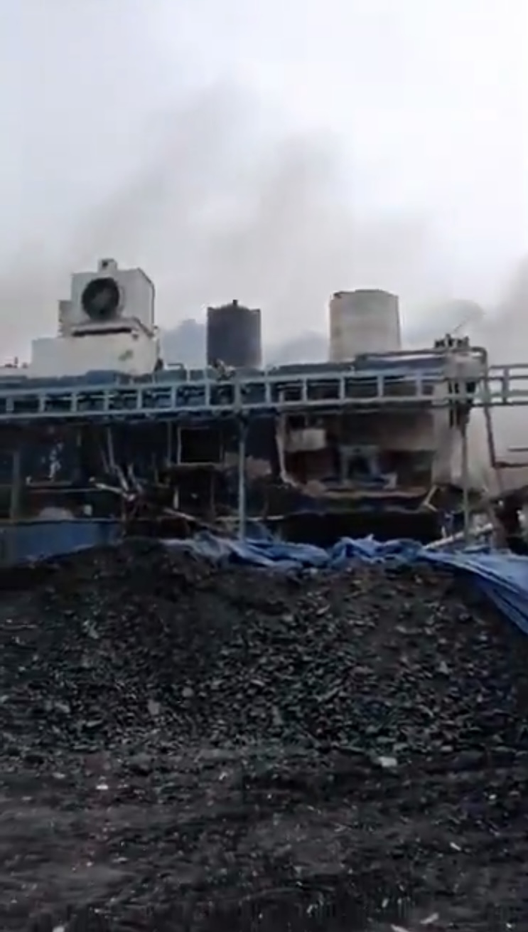 印度Sigachi化工廠爆炸冒出大量黑煙。 X@OsintUpdates