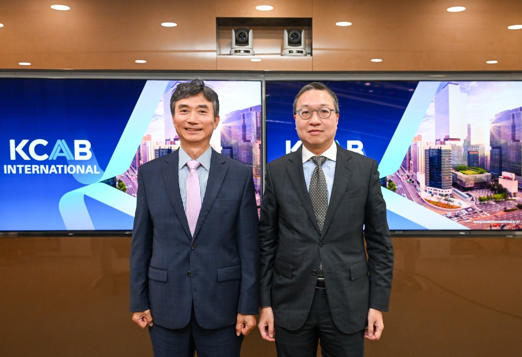 林定國(右)與國際仲裁中心主席張勝和教授(左)合照。政府新聞處圖片 林定國(右)與國際仲裁中心主席張勝和教授(左)合照。政府新聞處圖片