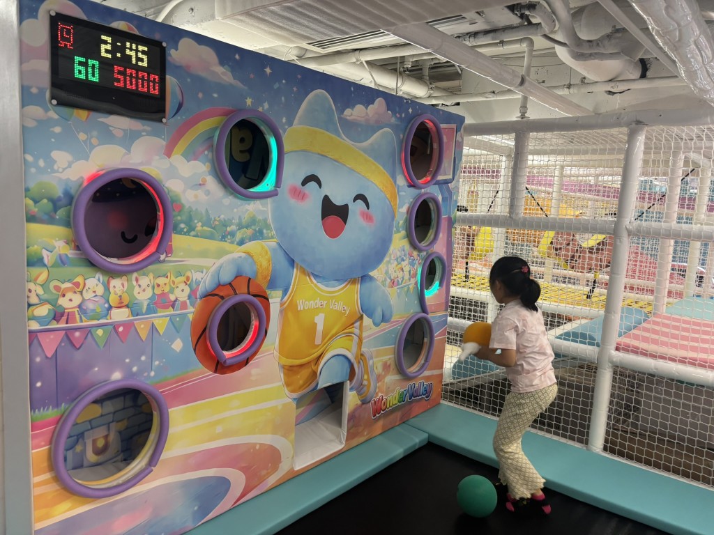 跳彈床結合射球遊戲更好玩。（圖片來源：《親子王》）