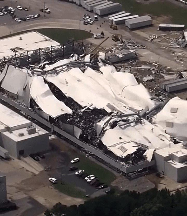 輝瑞藥廠在北卡羅來納州的廠房受龍捲風吹襲，屋頂崩落。網片截圖
