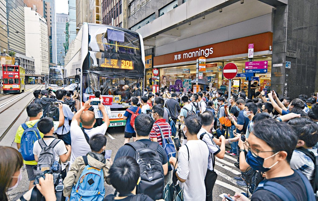 大批市民衝出馬路，為新巴301號綫拍照留念。