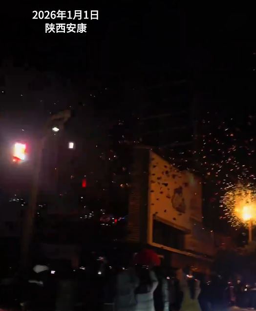 陝西有跨年活動民眾放氫氣球，導致架空電線短路，全區停電。抖音