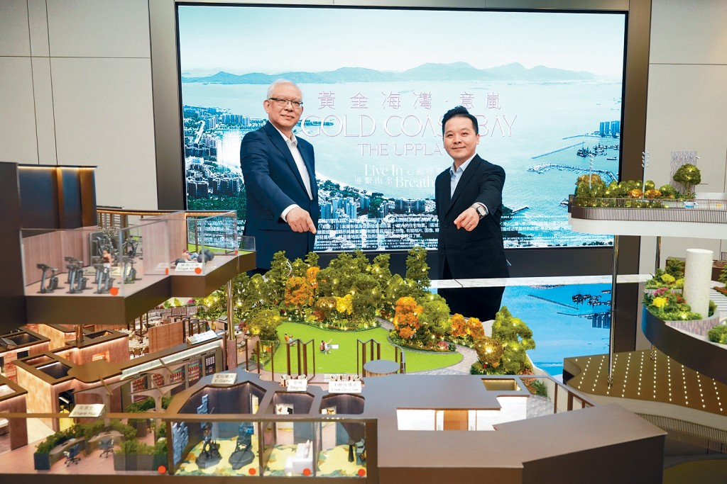 旭日國際李炳餘（左）表示，黃金海灣．意嵐最快下周上載樓書，視乎市況決定銷售部署。右為辜錦波。
