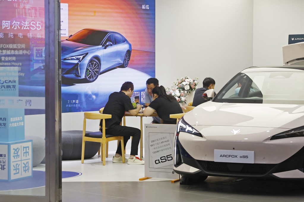 汽車行業經銷商GP1(進銷差毛利率)平均已跌至負16%,即經銷商每賣出一輛售價10萬元的車,實際虧損1.6萬元。 汽車行業經銷商GP1(進銷差毛利率)平均已跌至負16%,即經銷商每賣出一輛售價10萬元的車,實際虧損1.6萬元。