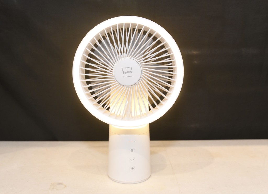 Batus充電座枱風扇$398 備有3段風速,同時備有LED燈,一物二用,正迎合小型家居設計需求。 Batus充電座枱風扇$398 備有3段風速,同時備有LED燈,一物二用,正迎合小型家居設計需求。