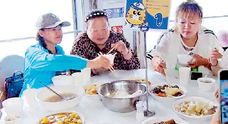 ■遊客表示喜歡在觀光船上用餐，讚飯菜可口。
