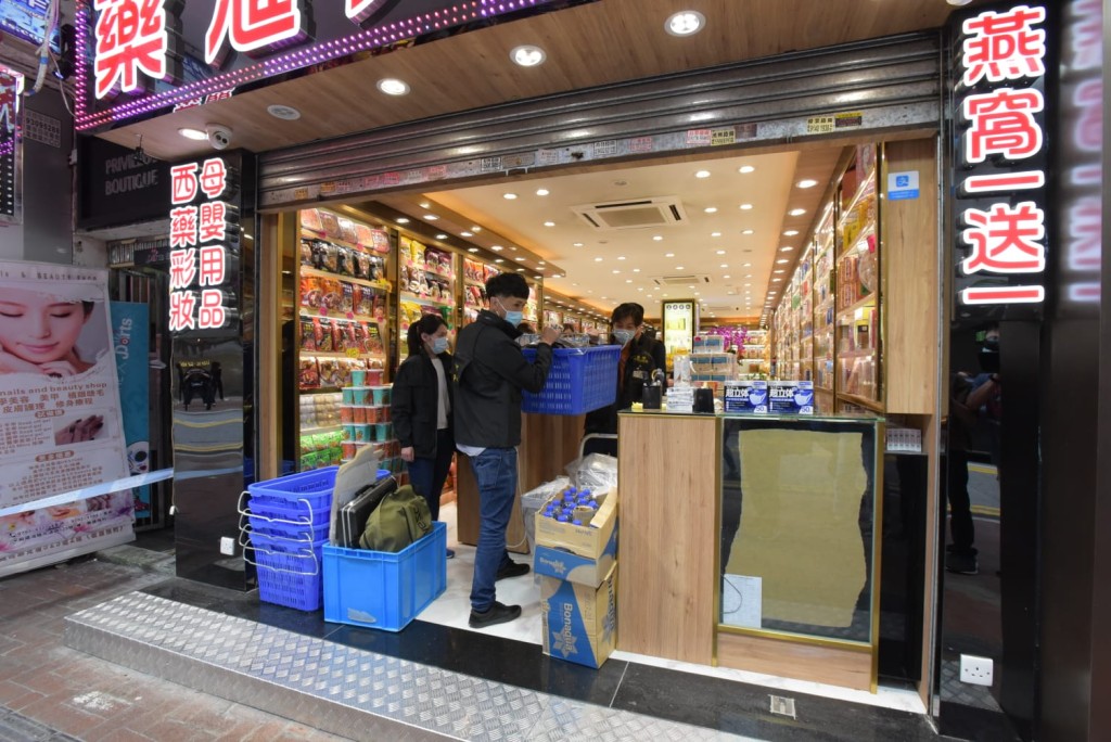 兩名男職員被帶走調查。
