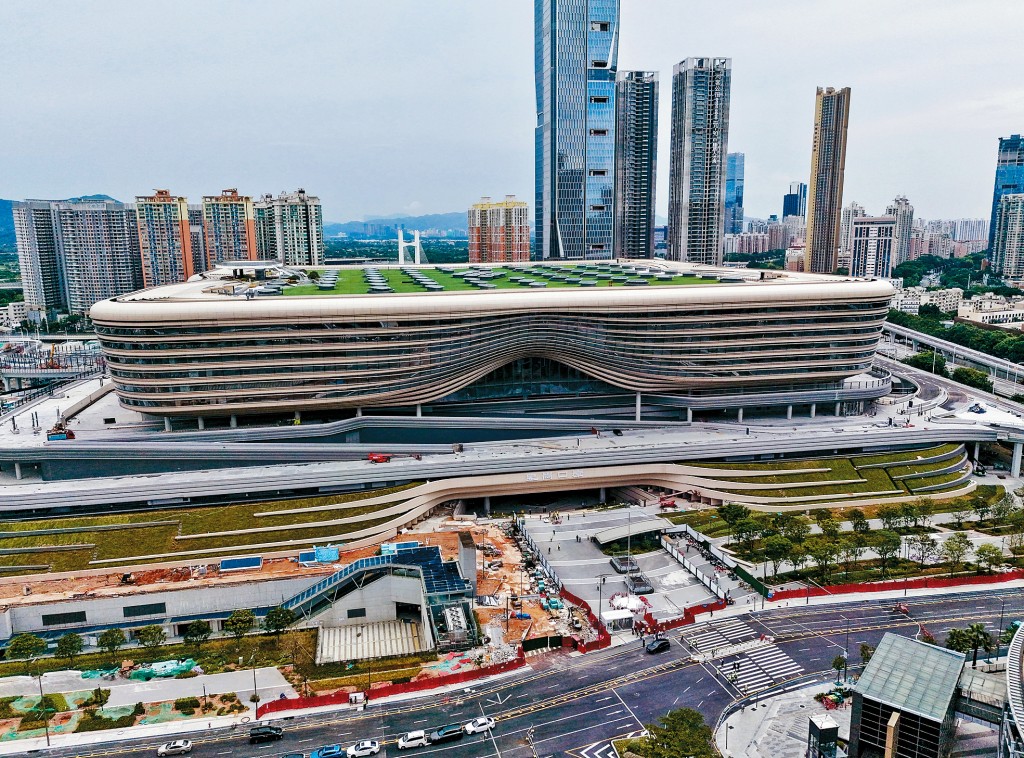 深港兩地民眾關注新皇崗口岸啟用時間。