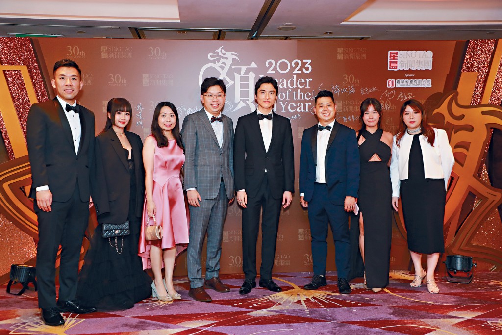 沈慧林伉儷(左三、四)、黃婧靈(波波、右二)及網紅嘉盈(左二)盛裝出席晚宴。