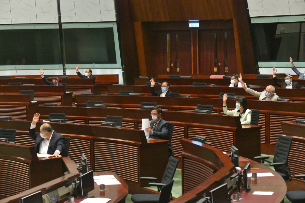 議員的角色就是大力監督政府,撥亂反正,不應擔心會淪為舉手機器。資料圖片