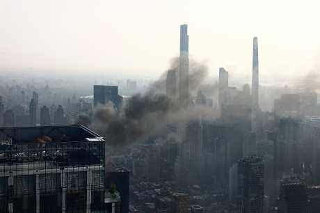 纽约高楼起重机失火,冒出大量浓烟。路透社