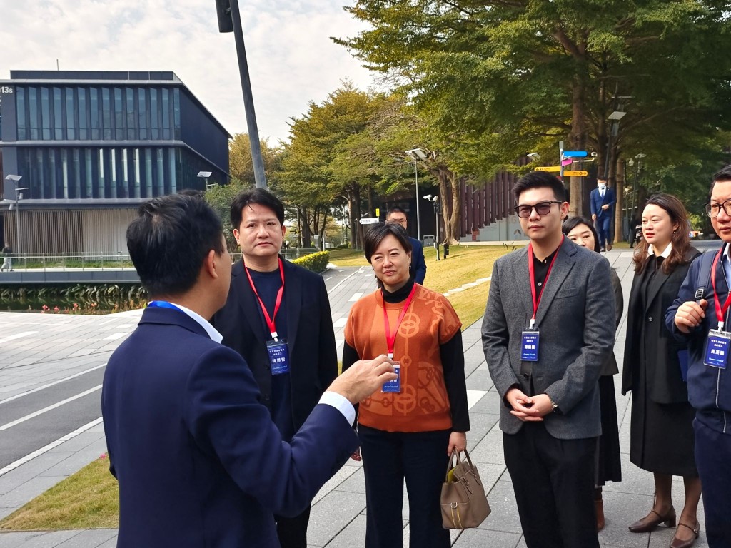 前海管理局今日（17日）邀請多名立法會議員到訪前海，參與「香港立法會議員走進前海」活動。