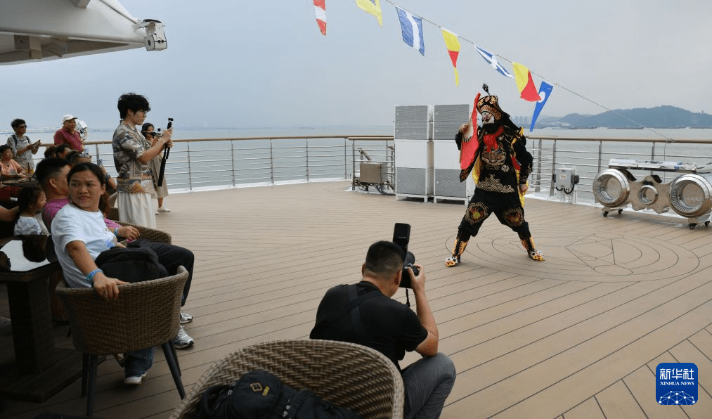 「灣區明珠雙城海上遊」新航線22日正式首航。新華社 「灣區明珠雙城海上遊」新航線22日正式首航。新華社
