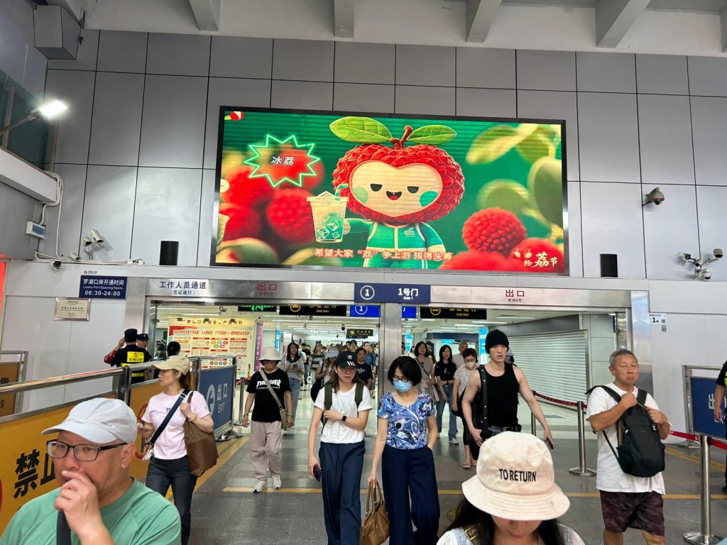 羅湖口岸新增小行李通道，有效分流旅客。本網記者攝