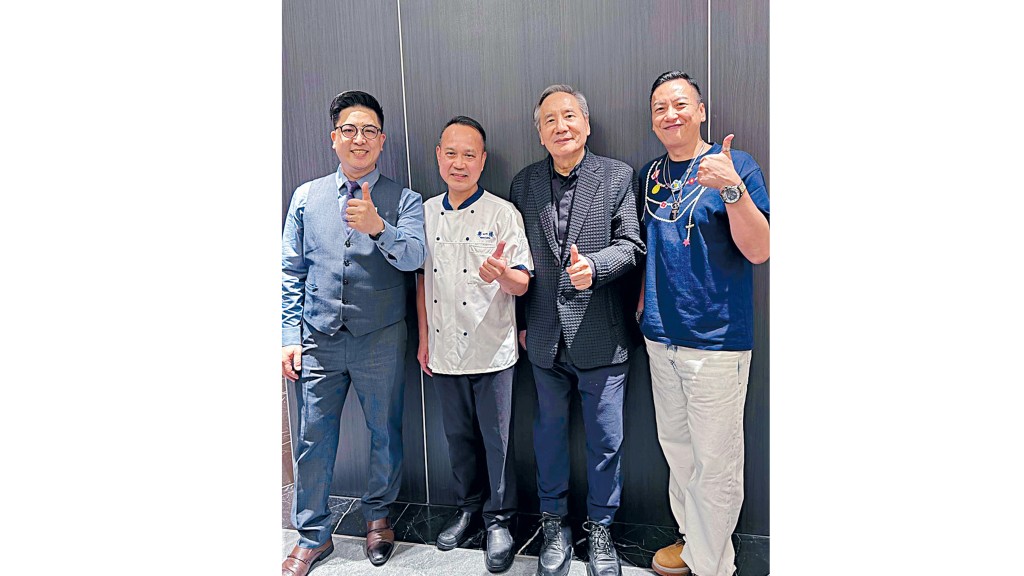 跟大厨梁国标（左二）、经理Chris（左一）及名厨Jacky Yu合照