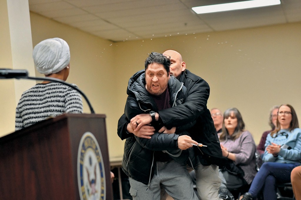 男子以針管向女議員奧馬爾噴不明液體後被制服。