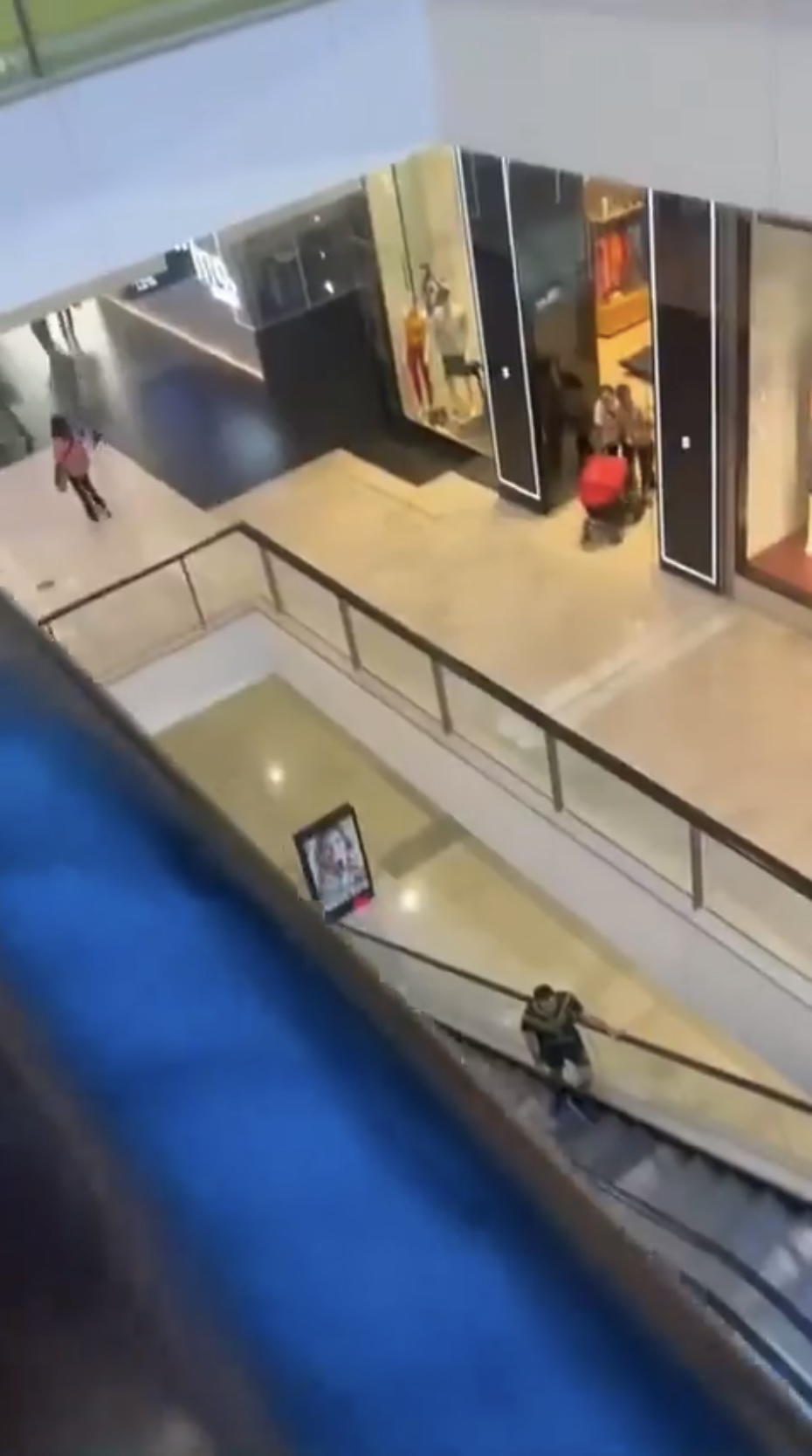影片從商場高處拍攝。