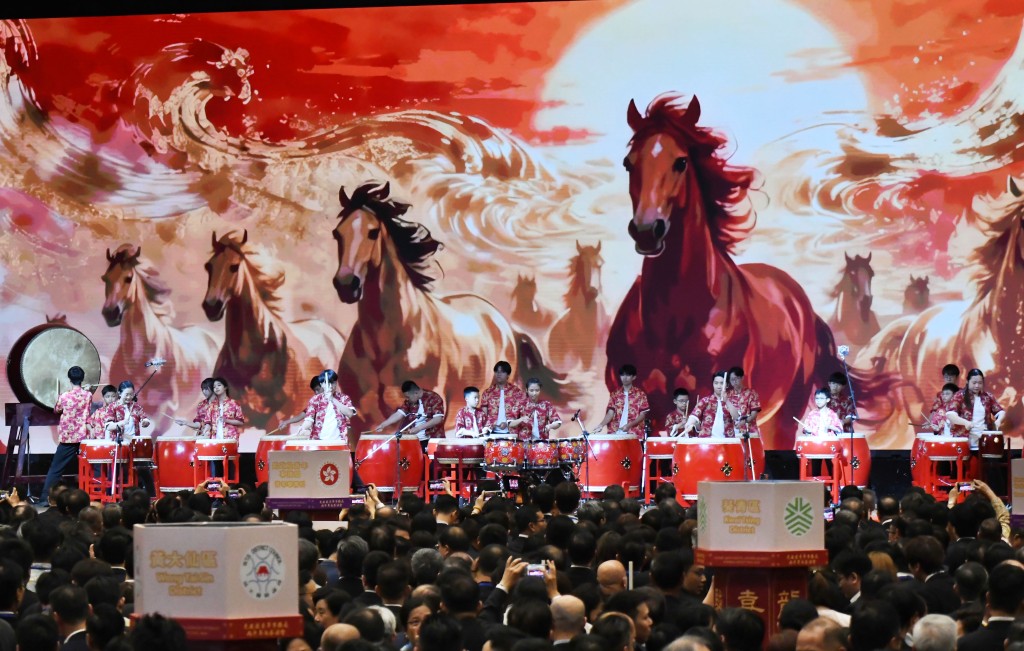 古洞鼓樂團」演奏擊鼓樂。