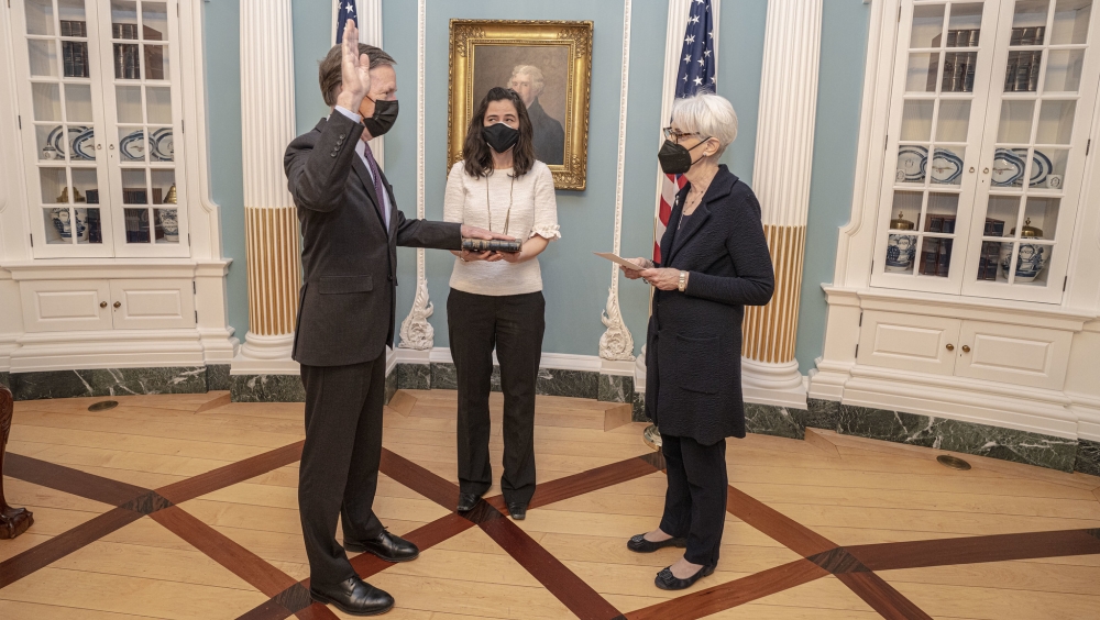 美國新任駐華大使伯恩斯正式履新，由美國副國務卿舍曼監誓。網圖