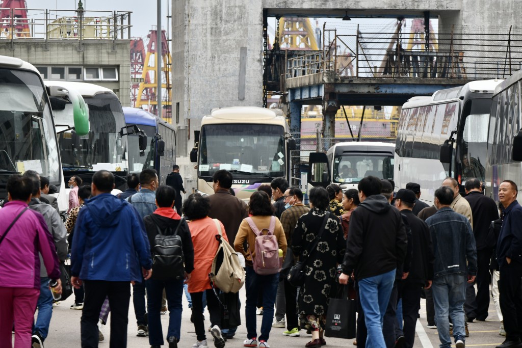 图为内地旅行团在香港旅游，非涉事旅行团。资料图片