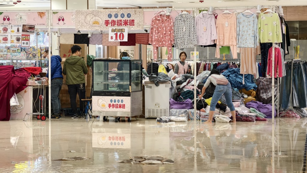 大量鹹水從商場的假天花湧出，直瀉落商場內中庭位置。