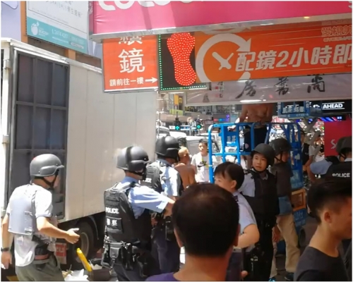 警方派出荷槍實彈及穿上避彈衣的警員到場調查，終證實足浴店根本無遇劫。香港突發事故報料區Jeffrey Au攝