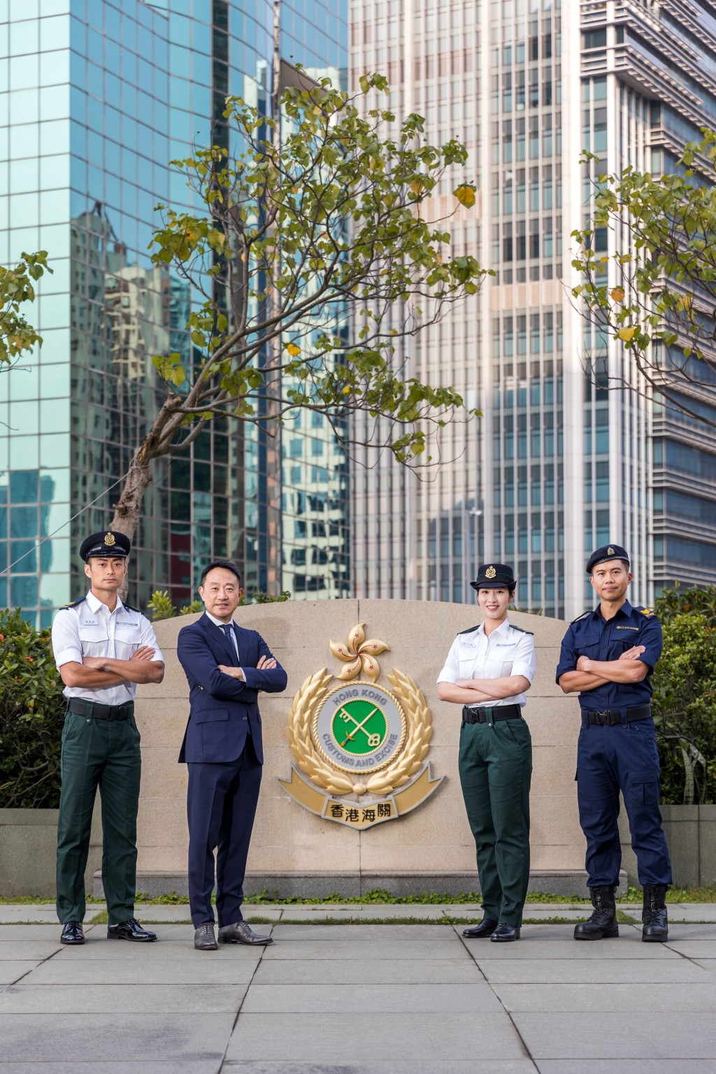 海關年中陸續為4500名軍裝人員更換全新制服,海關關長陳子達(左二)指新制服具備三大優點。 何家豪攝 海關年中陸續為4500名軍裝人員更換全新制服,海關關長陳子達(左二)指新制服具備三大優點。 何家豪攝