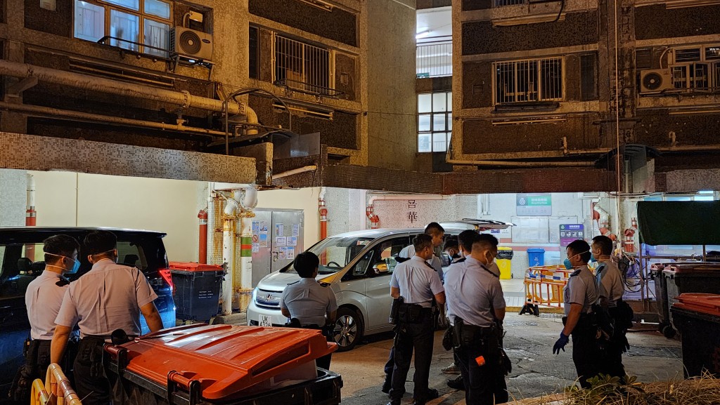 警方在單位內檢走大量證物。