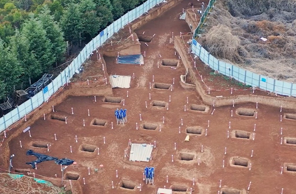 2021年8月至2022年8月间，在霸陵共发掘23座动物殉葬坑。（陕西广播电视台）