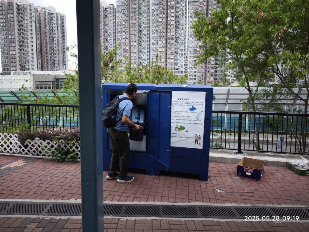 一名男子拿鎖匙打開藍色箱並放置行李篋。網上圖片