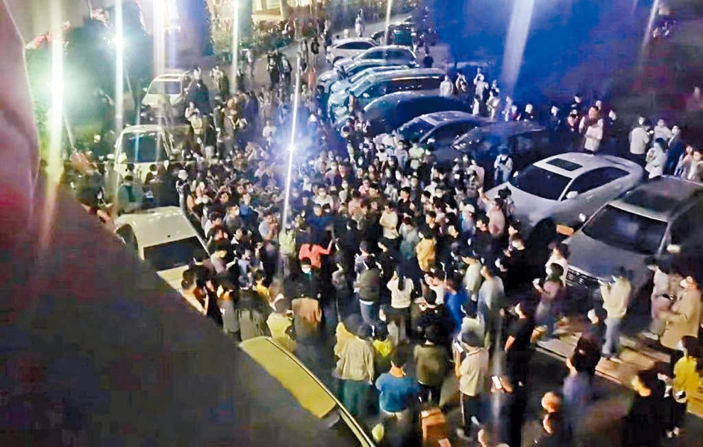 北大学生前晚聚集抗议。