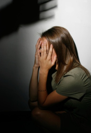 受害人當時正在房內熟睡，驚醒後發現史密斯正在床上對其進行性侵。Alamy示意圖