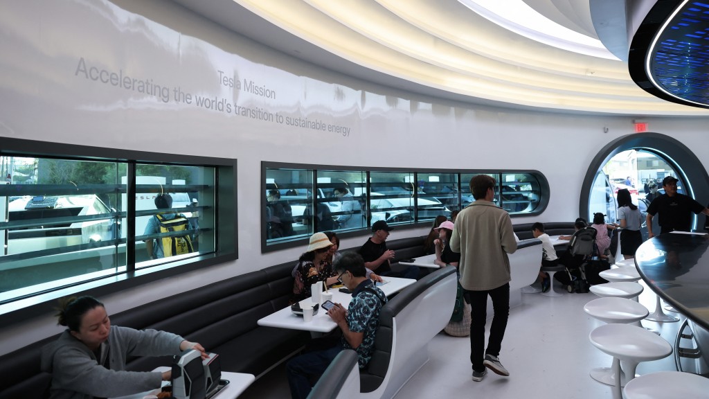 特斯拉餐廳（Tesla Diner）設計充滿科幻感。 路透社