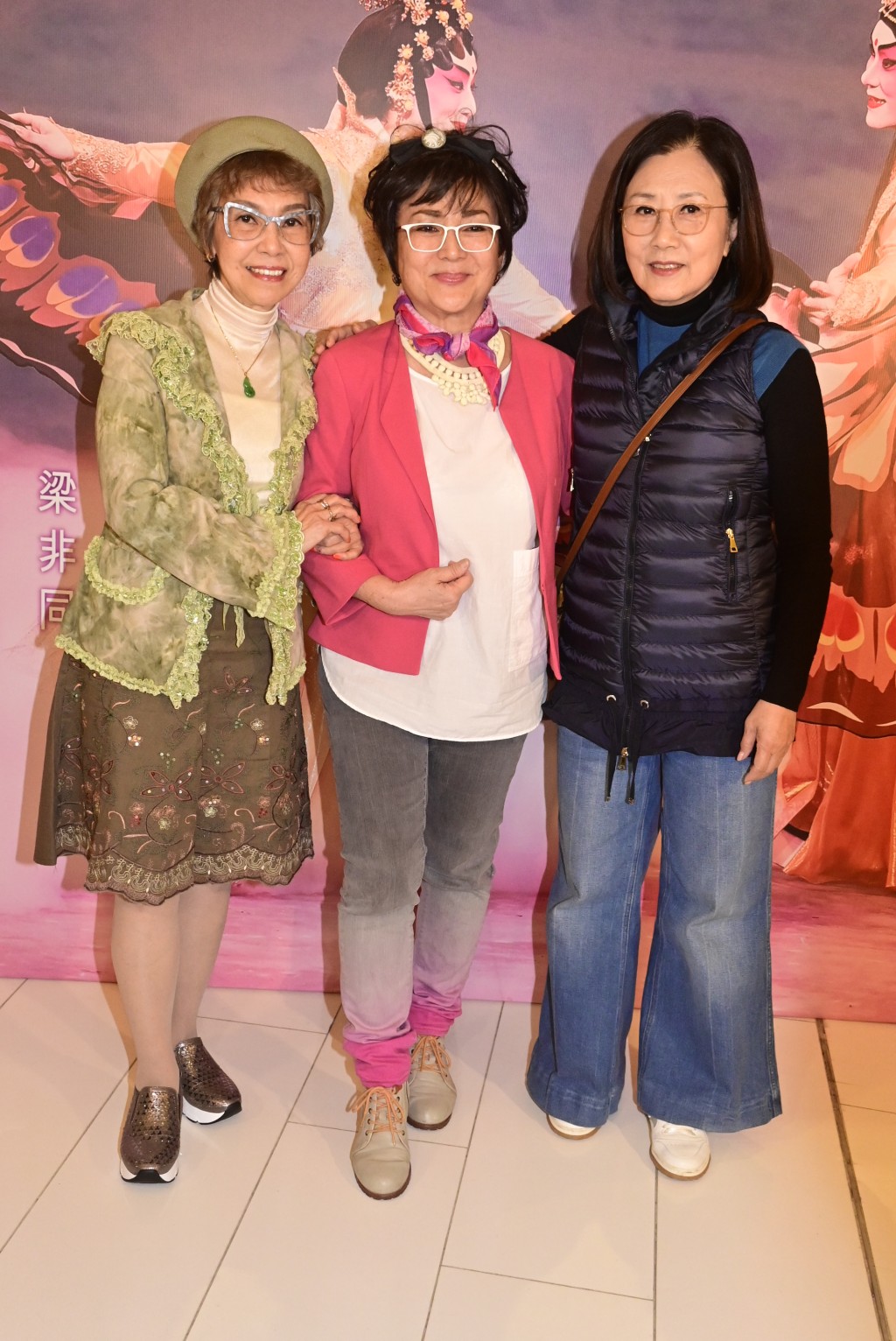 冯宝宝与汪明荃曾合作剧集《杨门女将》和《不是冤家不聚头》。