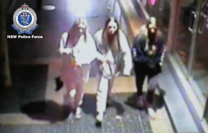 警方发现3名女孩在火灾发生时，途经学校附近，但经调查后，相信她们与纵火案件无关。