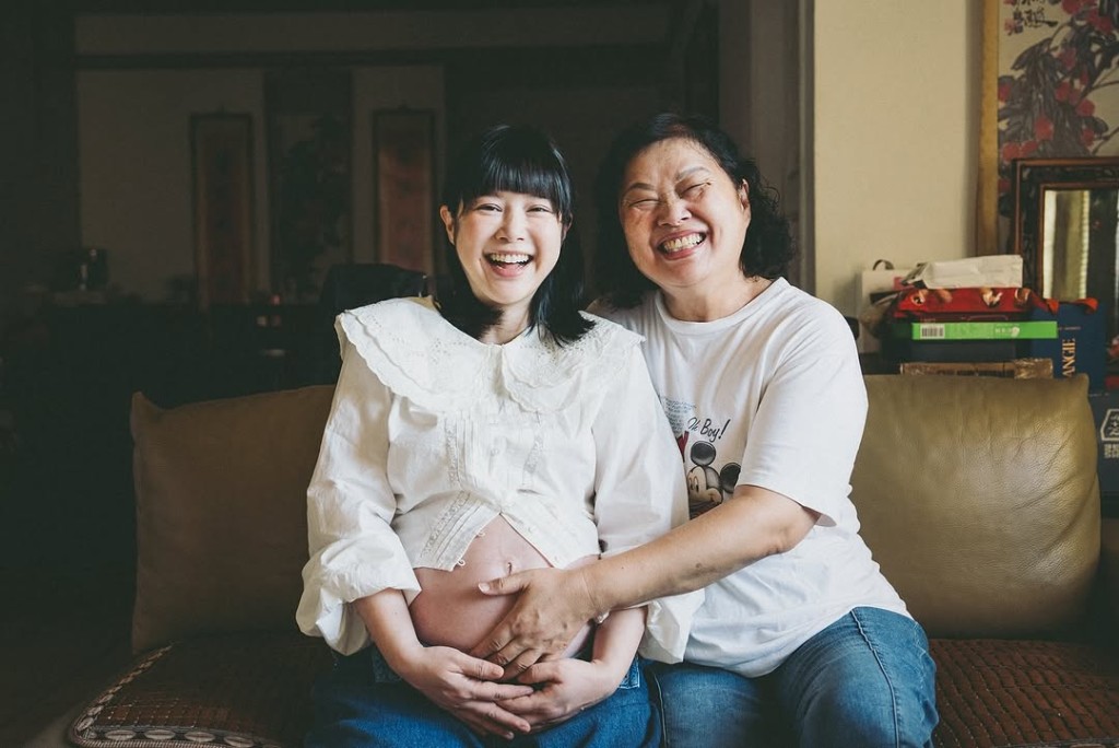 李佳穎2003年在餐廳打工被製作人詹仁雄發掘。引薦給廣告公司後,拍了多部MV及手機廣告,其中包括和周杰倫合作的〈外婆〉和〈心雨〉。 李佳穎2003年在餐廳打工被製作人詹仁雄發掘。引薦給廣告公司後,拍了多部MV及手機廣告,其中包括和周杰倫合作的〈外婆〉和〈心雨〉。