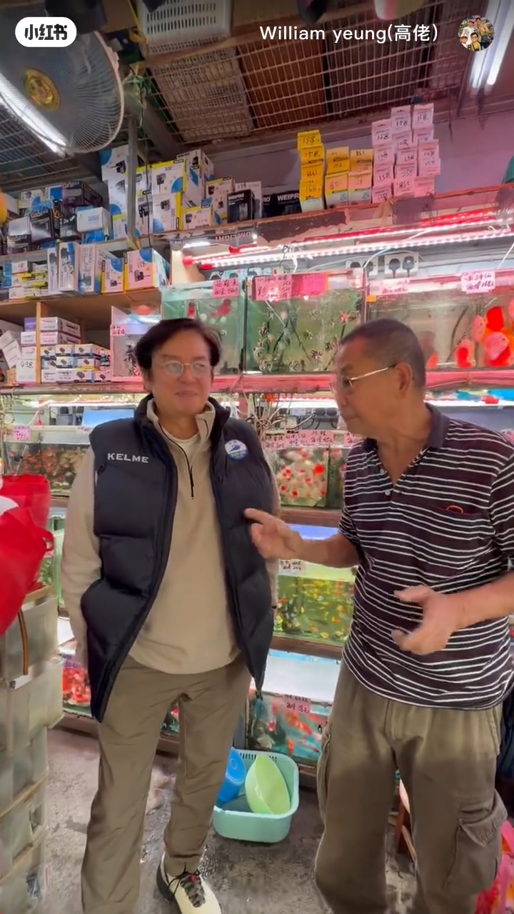 譚詠麟真心有聽老闆唱歌。 譚詠麟真心有聽老闆唱歌。