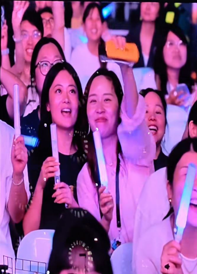 女主角转头亲吻女友人。抖音＠ 丶我不知道叫什么