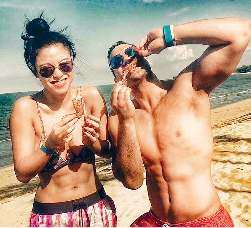 Bernice大騷腹肌及健康膚色，與外籍型男同遊沙灘。