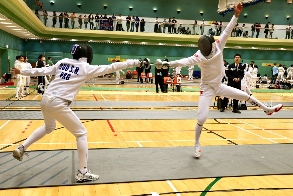 应届亚少金牌得主徐启哲（右）在决赛中。徐嘉华摄