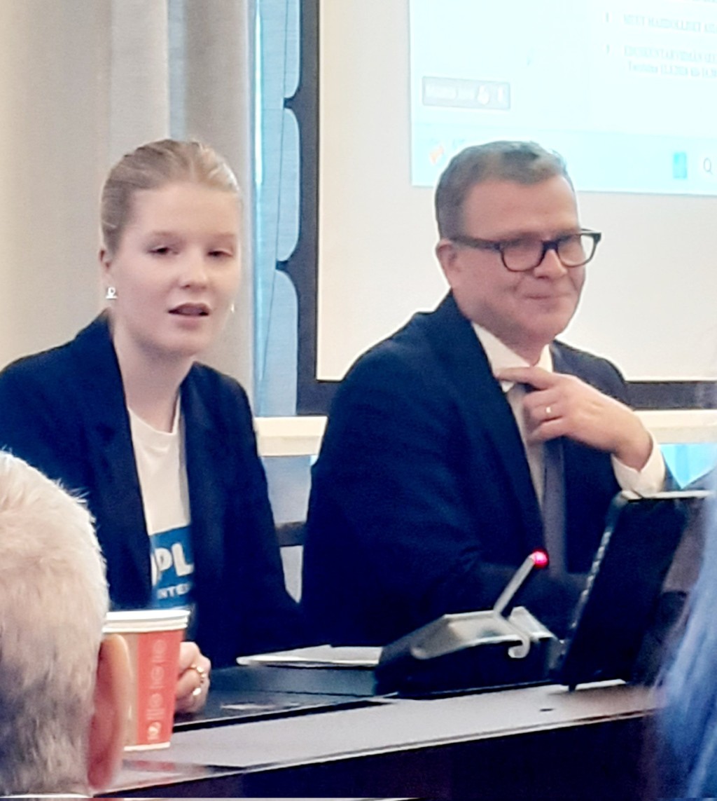 芬蘭「一日總理」米科寧在國務院全體會議及可持續發展委員會會議討論針對女性的暴力問題。 @terhikoulumies 芬蘭「一日總理」米科寧在國務院全體會議及可持續發展委員會會議討論針對女性的暴力問題。 @terhikoulumies